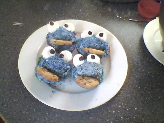 Cookie monster cupcakes :)