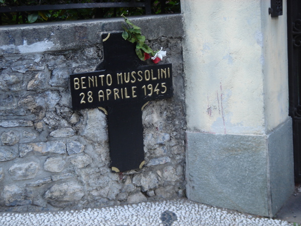 Hér hvílir Benito Mussolini