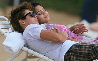 Zac og Vanessa á ströndinni á Hawaii