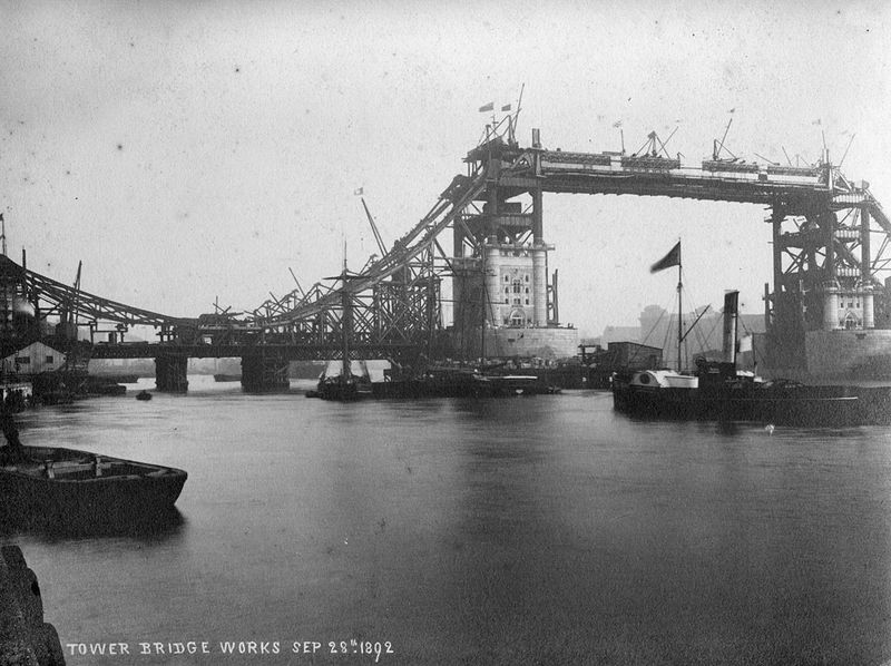Tower Bridge í smíðum