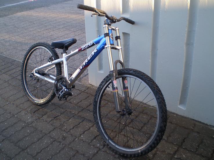 Trek 220