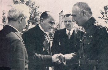 Íran á okkar tímum, II: Stórveldi togast á