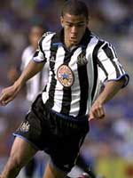 Kieron Dyer að skrifa undir nýjan samning.