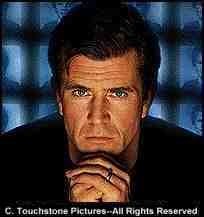 Mel Gibson skipað að þegja um Signs
