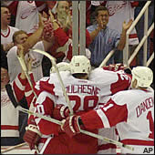 Red Wings elta Roy, vinna 7-0