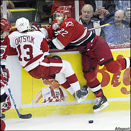 Hurricanes sigra fyrsta leikinn gegn Red Wings