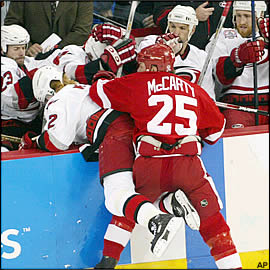 Red Wings hafa Hurricanes í hendi sér..