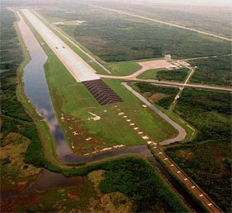 JFK Space center runway, 4,5 km og 90 m breið