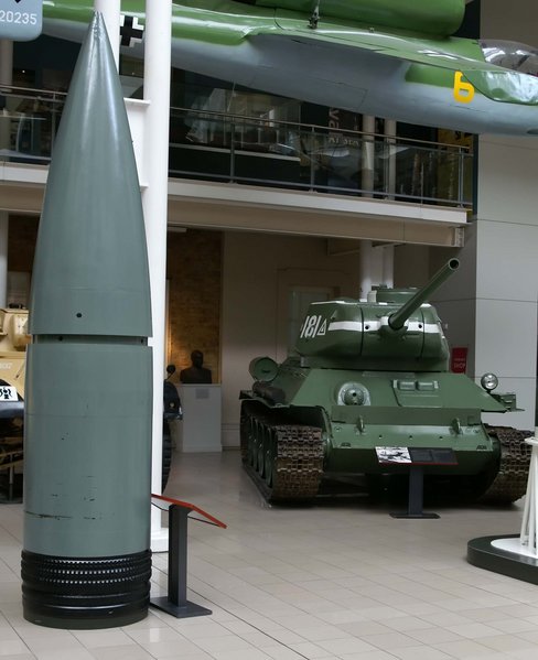800mm fallbyssukúla borin saman við hinn rússneska T-34.