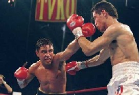 De La Hoya til í slaginn, bókstaflega