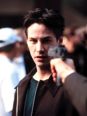 Keanu Reeves gefur launin sín