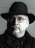 Hver er Straczynski?