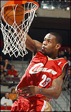 Lebron James byrjar vel