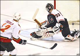 NHL: Calgary Flames brenna Flyers í framlengingu.